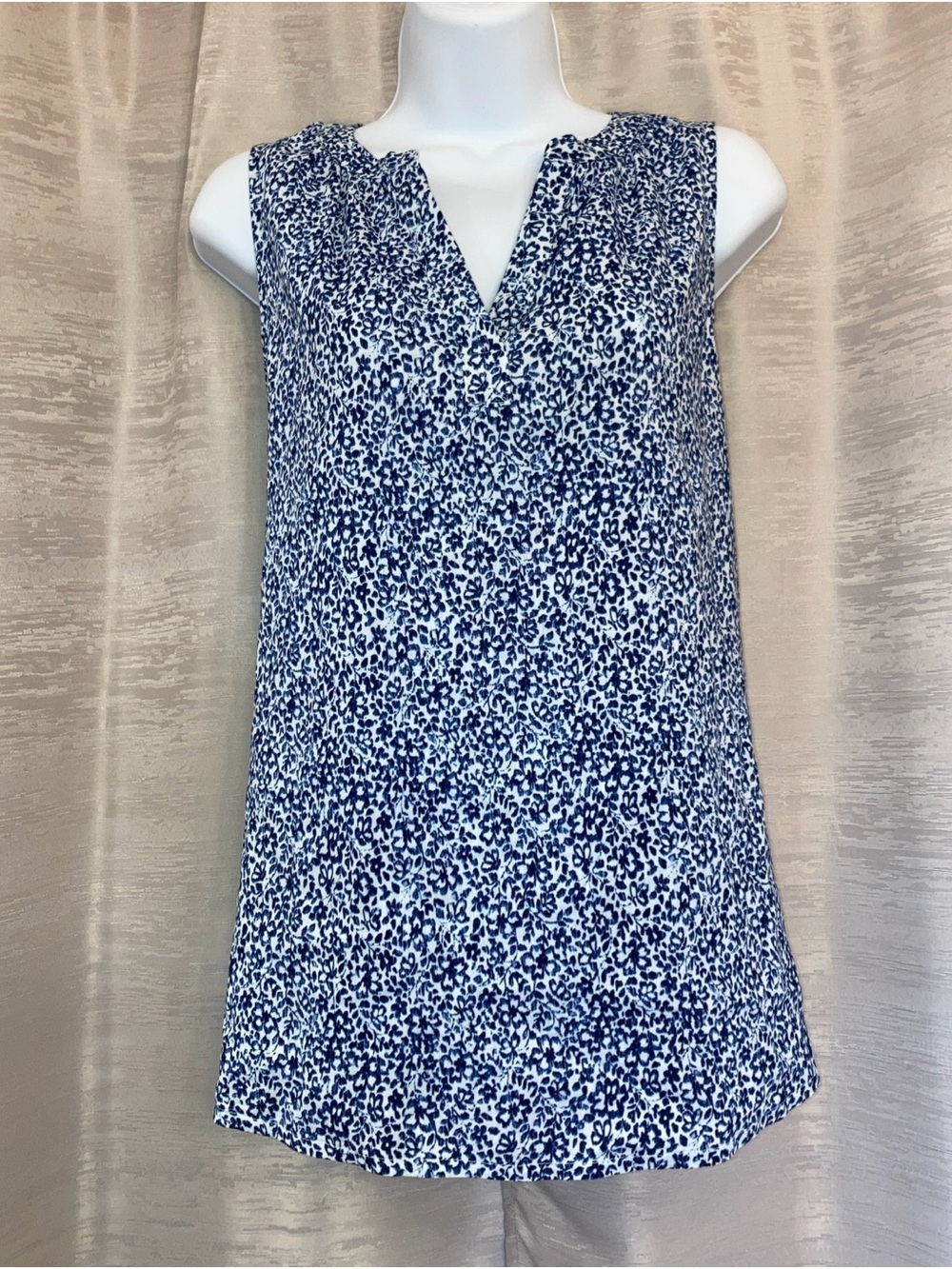 St. John’s Bay Navy & White Sleeveless V-Neck Floral Printed Tunic size Large.